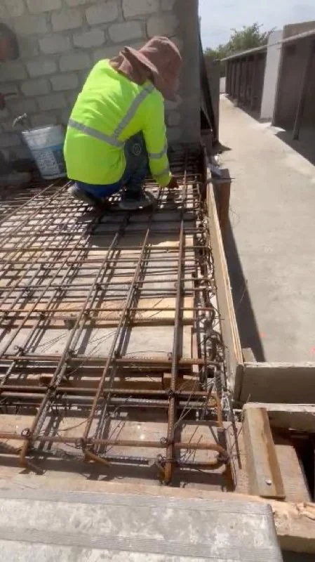 Trabajador armando acero en la Torre 2