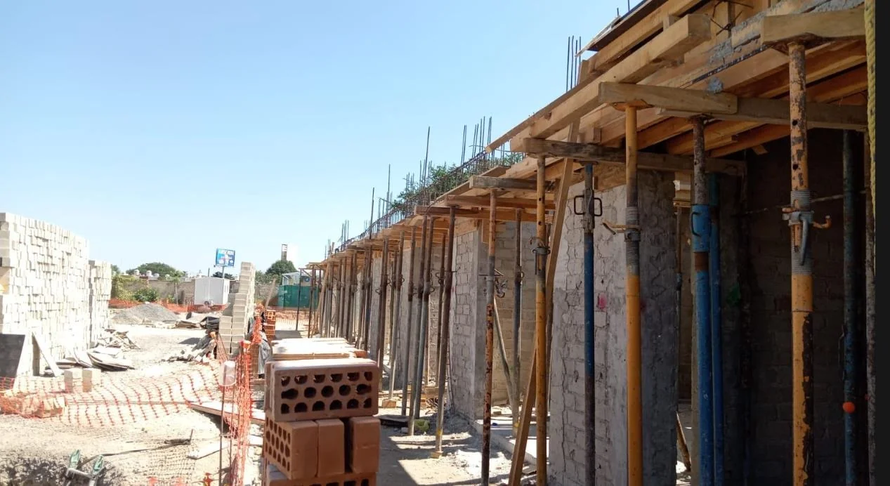 Grúa montando la estructura metálica del acceso