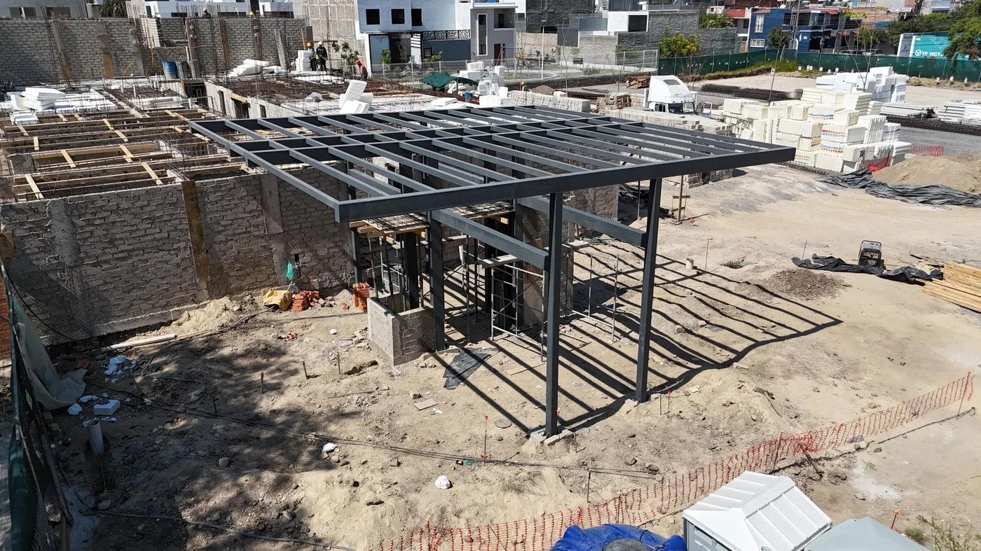 Estructura metálica del acceso montada