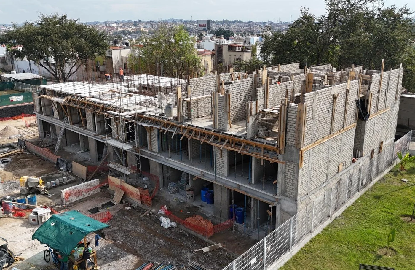 Fachada de la Torre 1 con dos niveles levantados