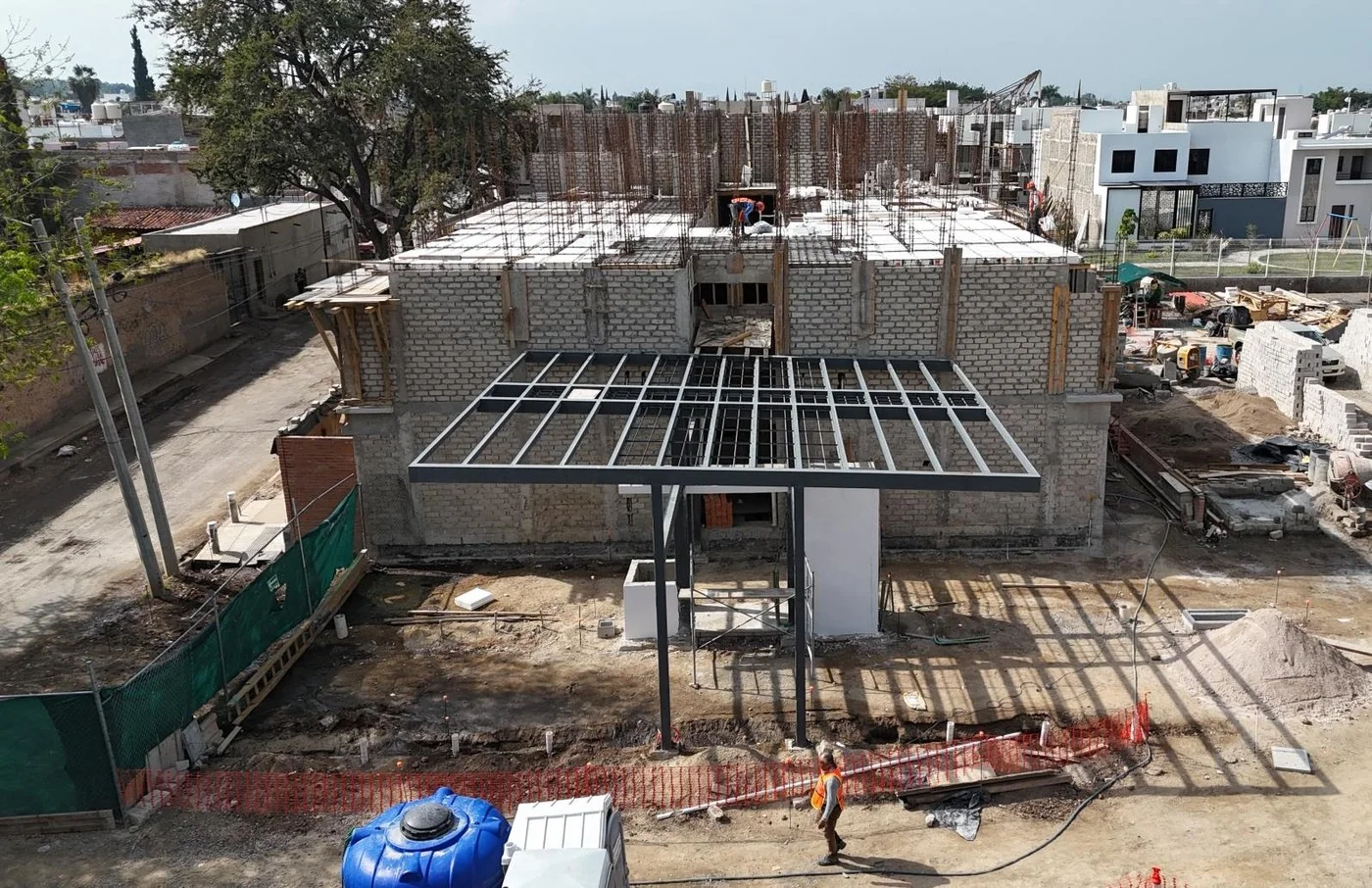 Pérgola del acceso con los primeros acabados