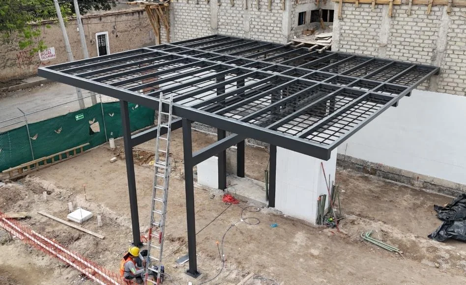Estructura metálica de la pérgola del acceso
