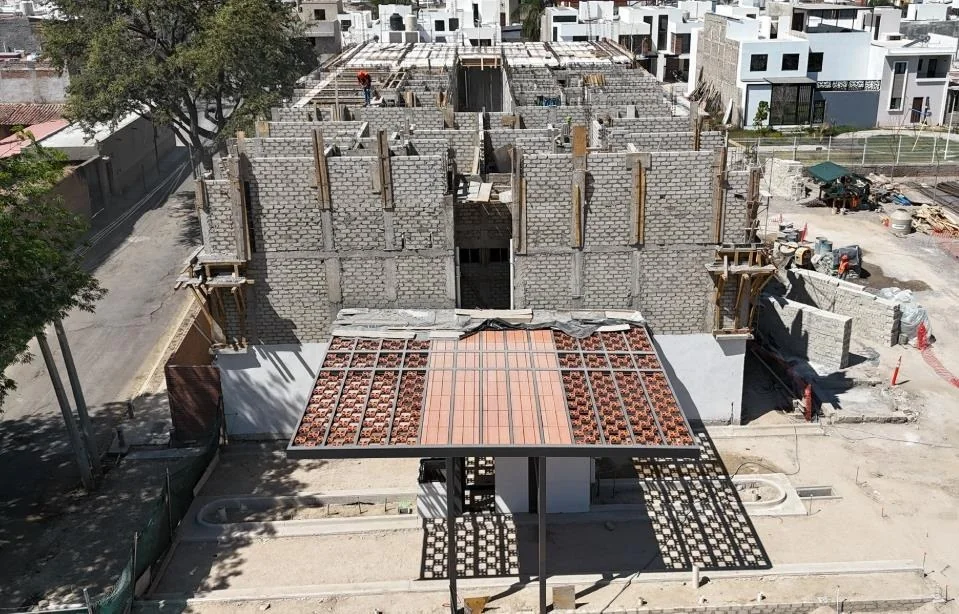 Celosía de ladrillo de la pérgola del acceso