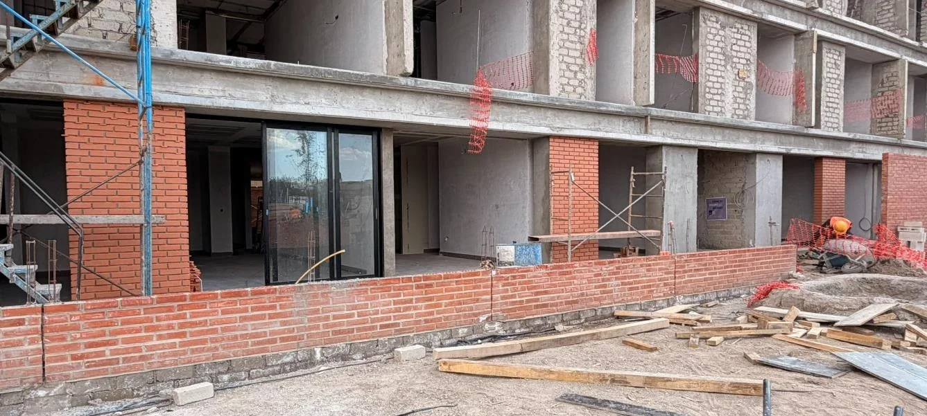 Ladrillo y ventanería colocados en la fachada