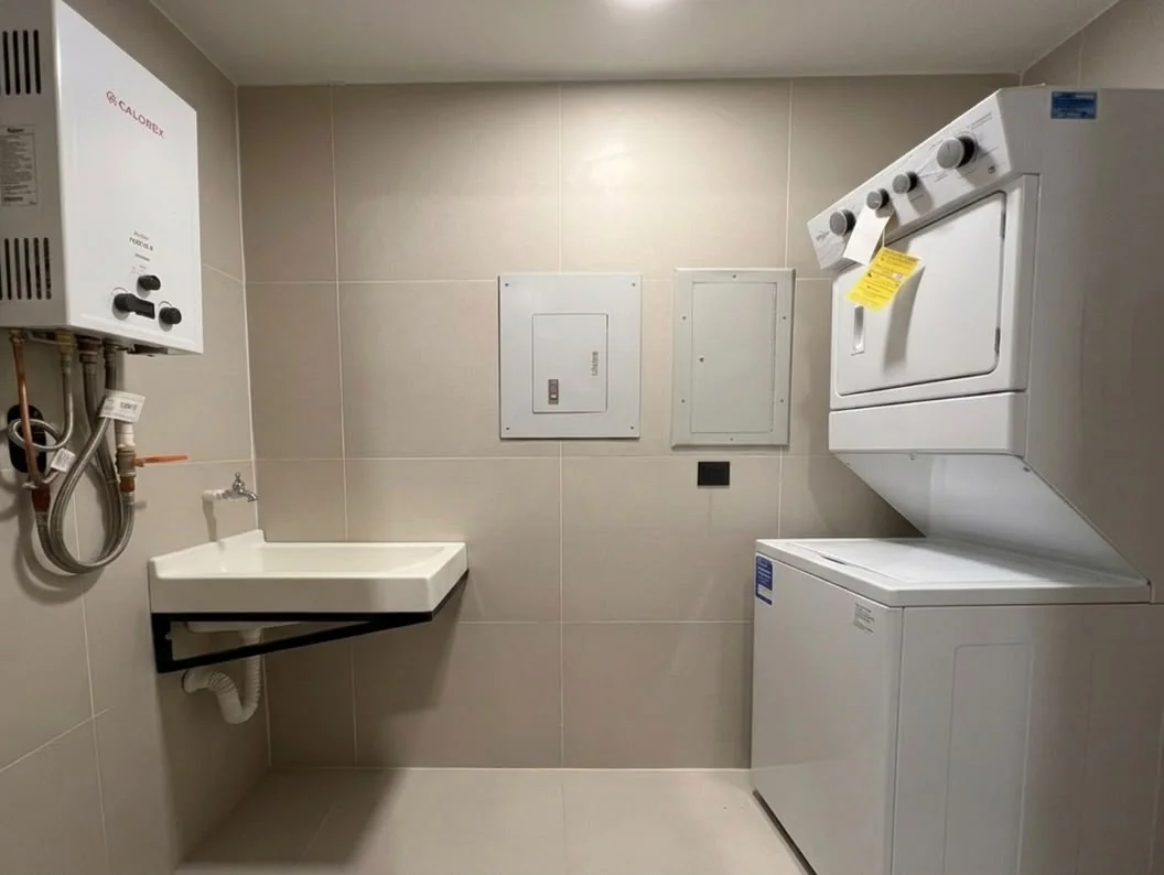 Área de lavado del departamento muestra con boiler, tarja y espacio para lavadora y secadora