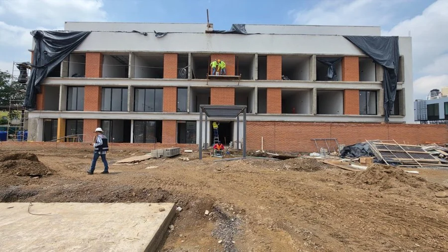 Fachada de ladrillo de la Torre 1 en acabados