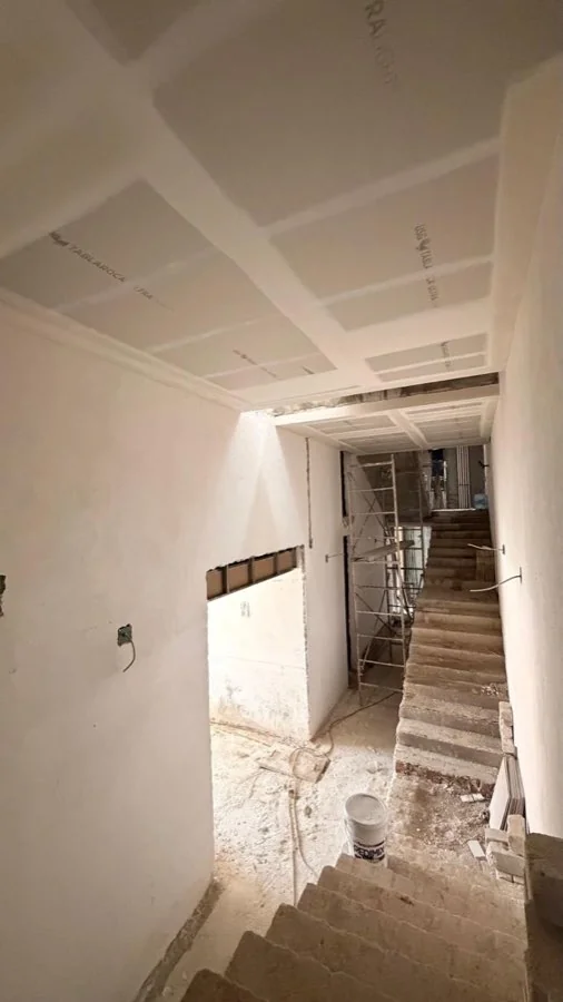 Escalera interior con plafones en proceso