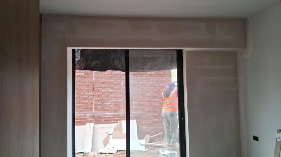 Recámara con ventanal en proceso de acabados