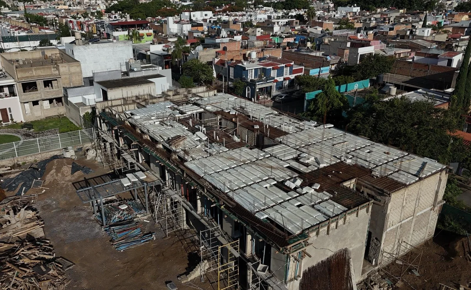 Torre 2 vista desde el aire con las losas del primer nivel avanzando
